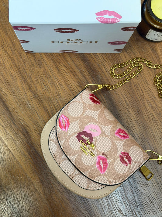 MINI FLAP COACH MAQUILLAJE BESOS