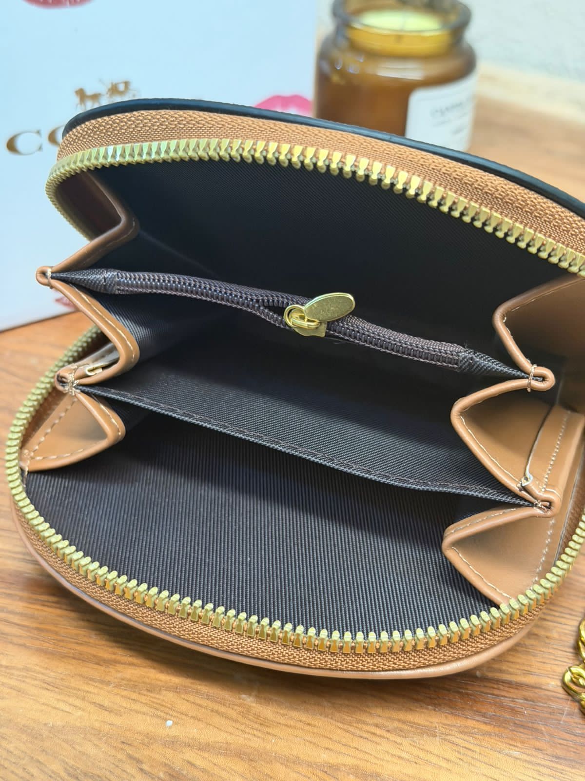 MINI FLAP COACH KHAKI CEREZAS ROJAS