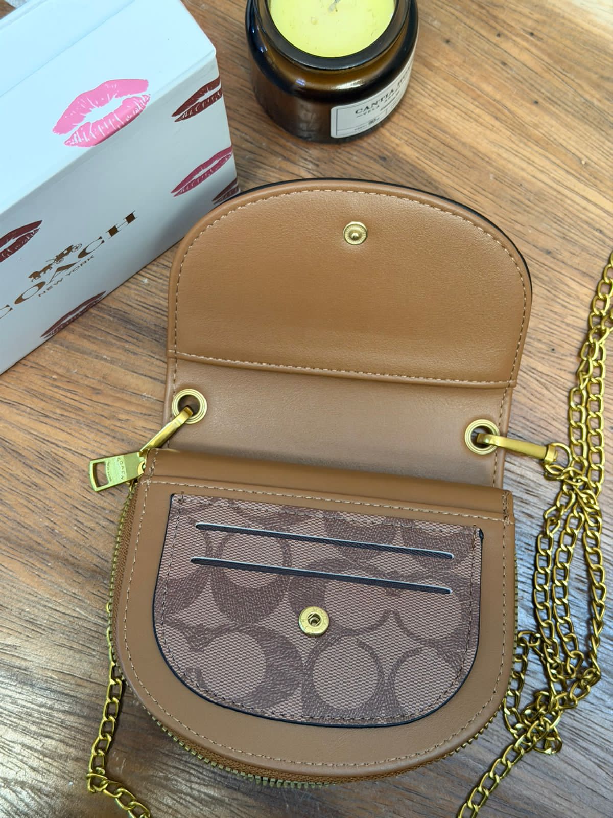 MINI FLAP COACH KHAKI CEREZAS ROJAS