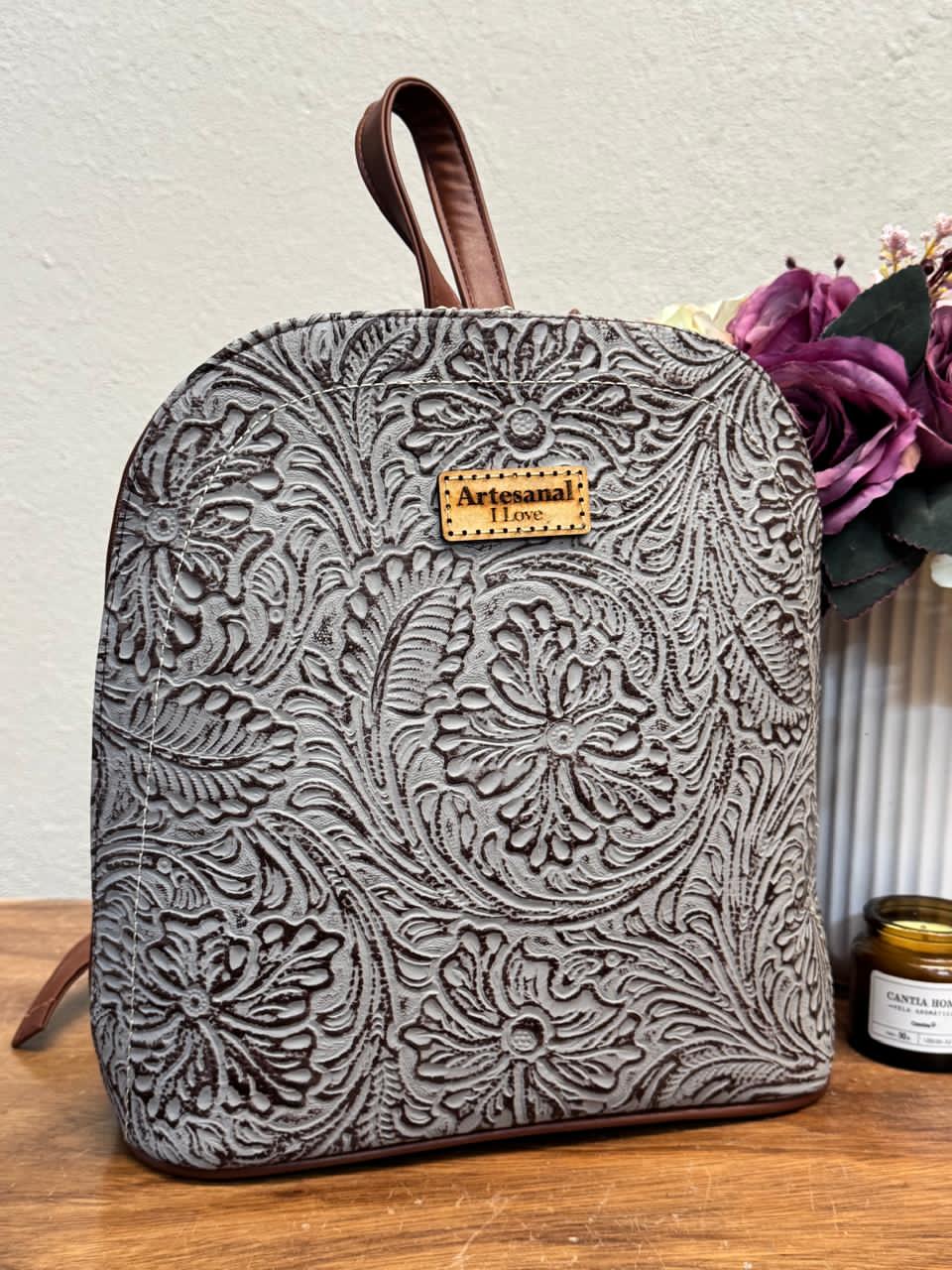 MOD ARTESANAL MOCHILA ANDY GRABADO GRIS