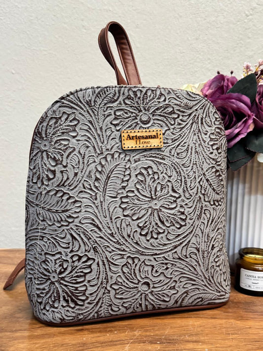 MOD ARTESANAL MOCHILA ANDY GRABADO GRIS