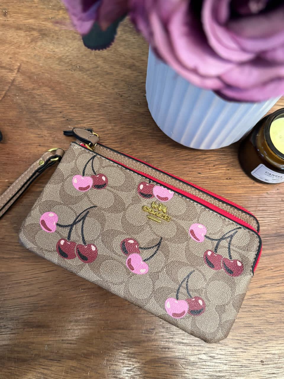 MUÑEQUERA LARGA COACH KHAKI CEREZAS