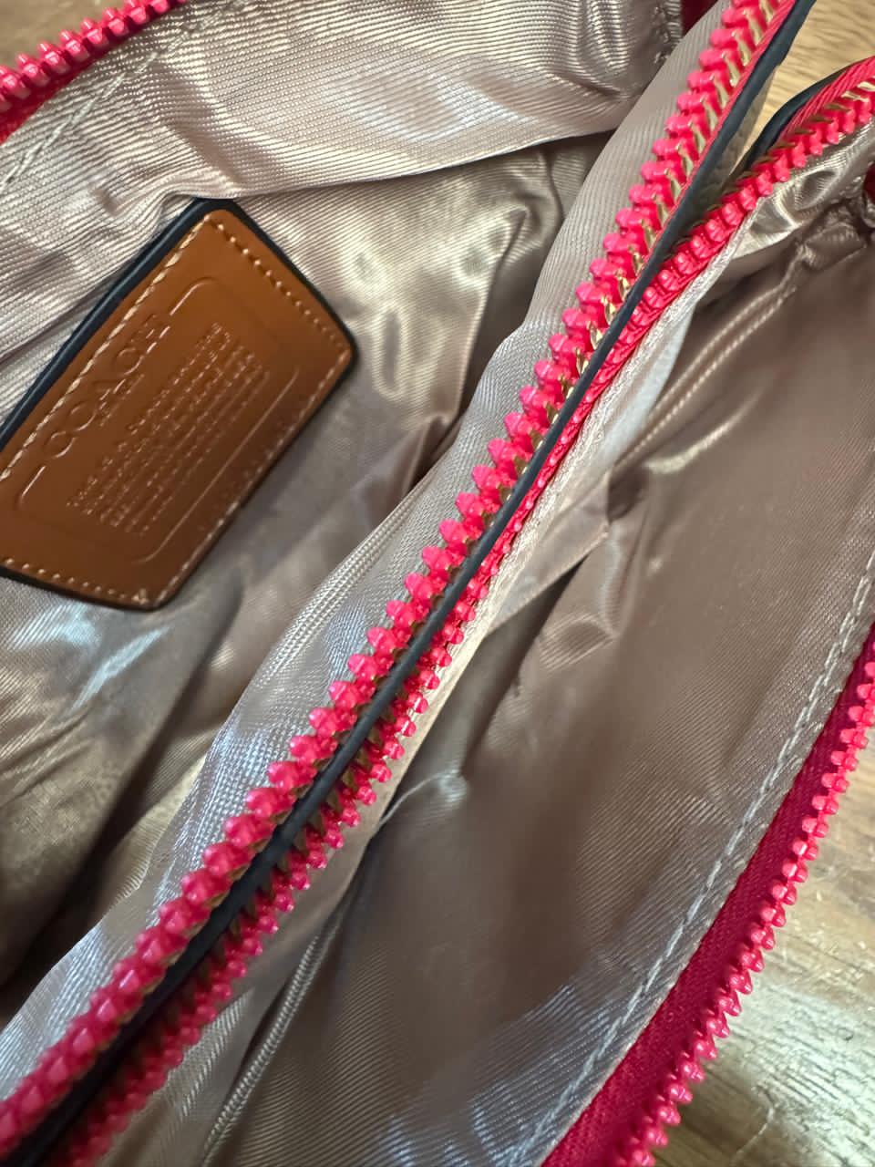 MUÑEQUERA LARGA COACH KHAKI CEREZAS