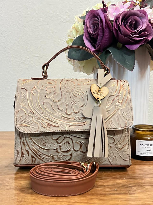 CROSSBODY DELIA MUÑEQUEADA TAPA RECTA VAINILLA-COBRE