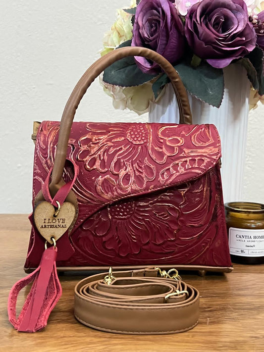 CROSSBODY DELIA MUÑEQUEADA ASA CRUZADA ROJO-COBRE
