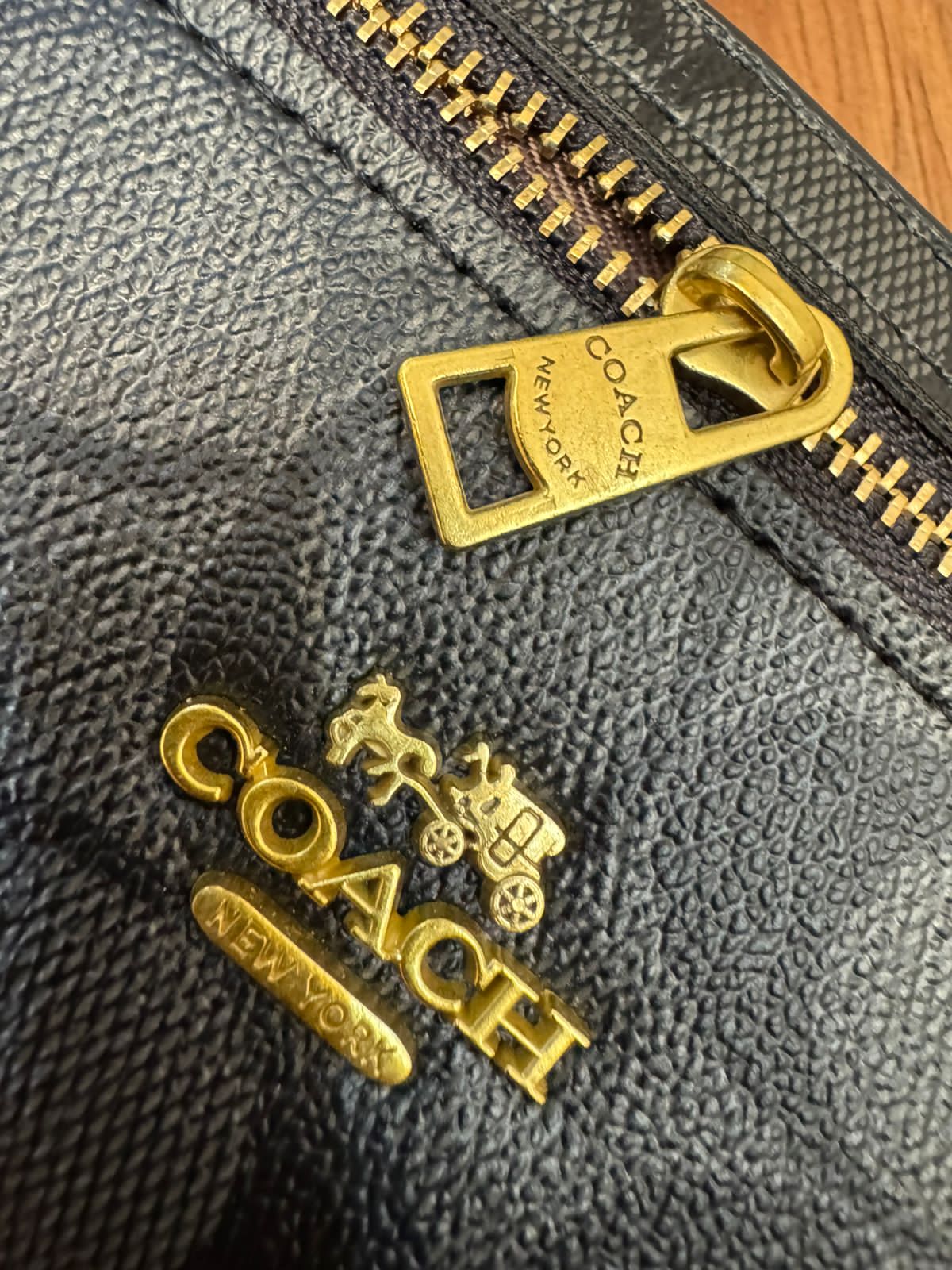MONEDERO ZIP COACH TANG LISO