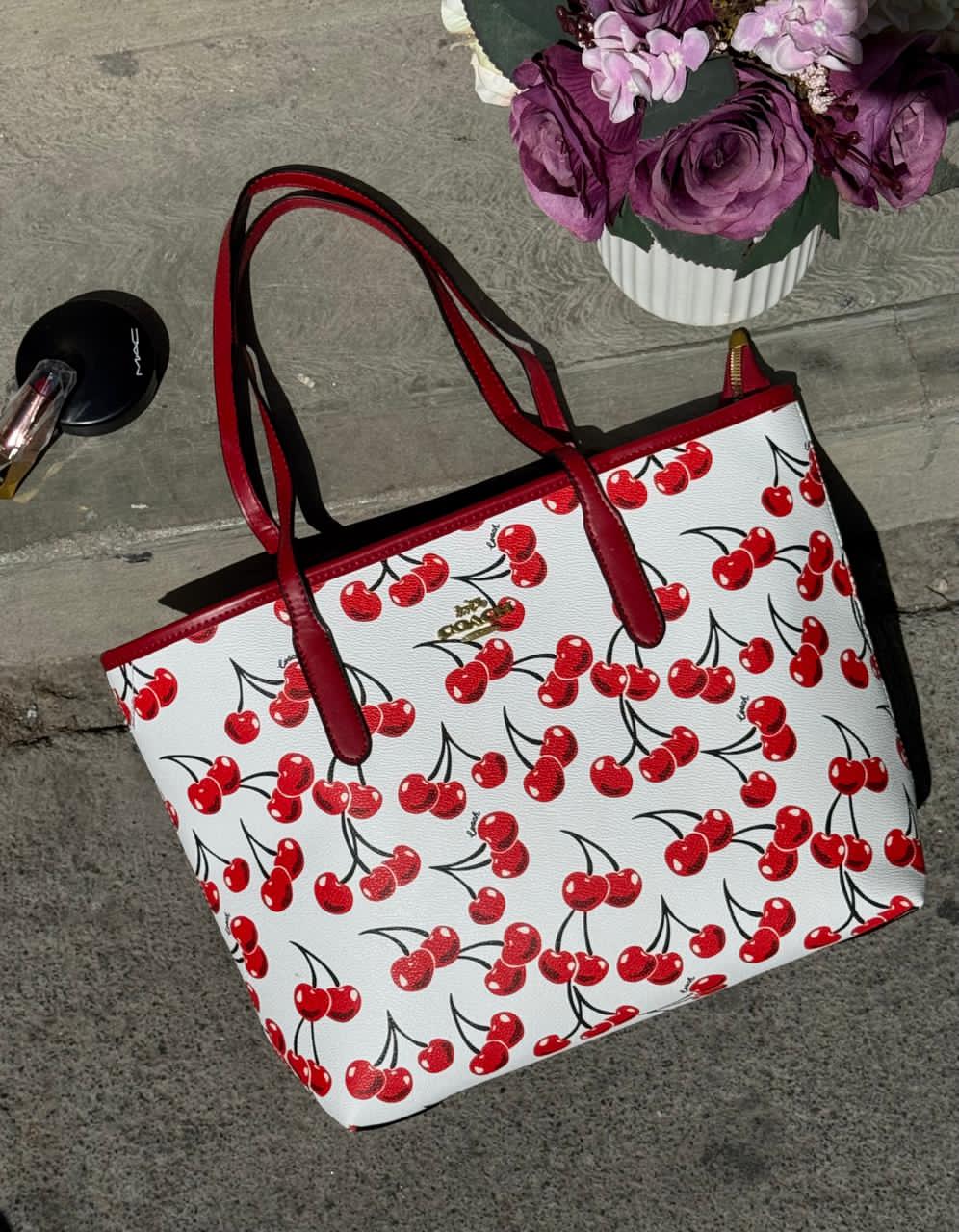 BOLSA COACH GRANDE BLANCO CEREZAS