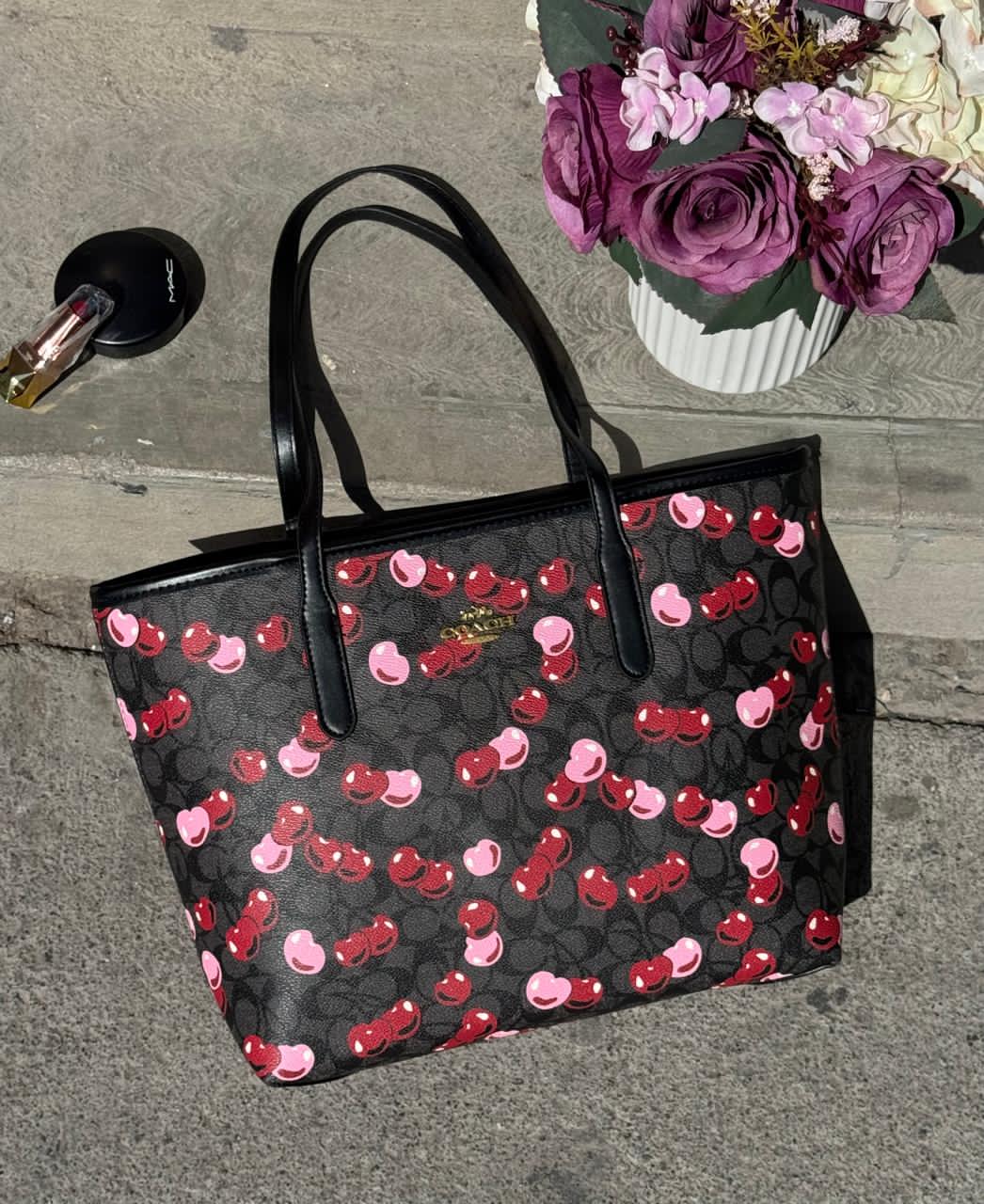 BOLSA COACH GRANDE NEGRO CEREZAS