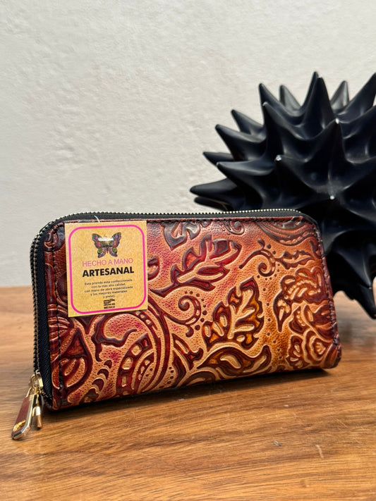 CARTERA ARTESANAL DOBLE CIERRE GRABADO AVELLANA