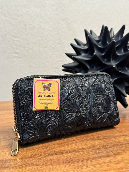 CARTERA ARTESANAL DOBLE CIERRE GRABADO DE FLORES NEGRO
