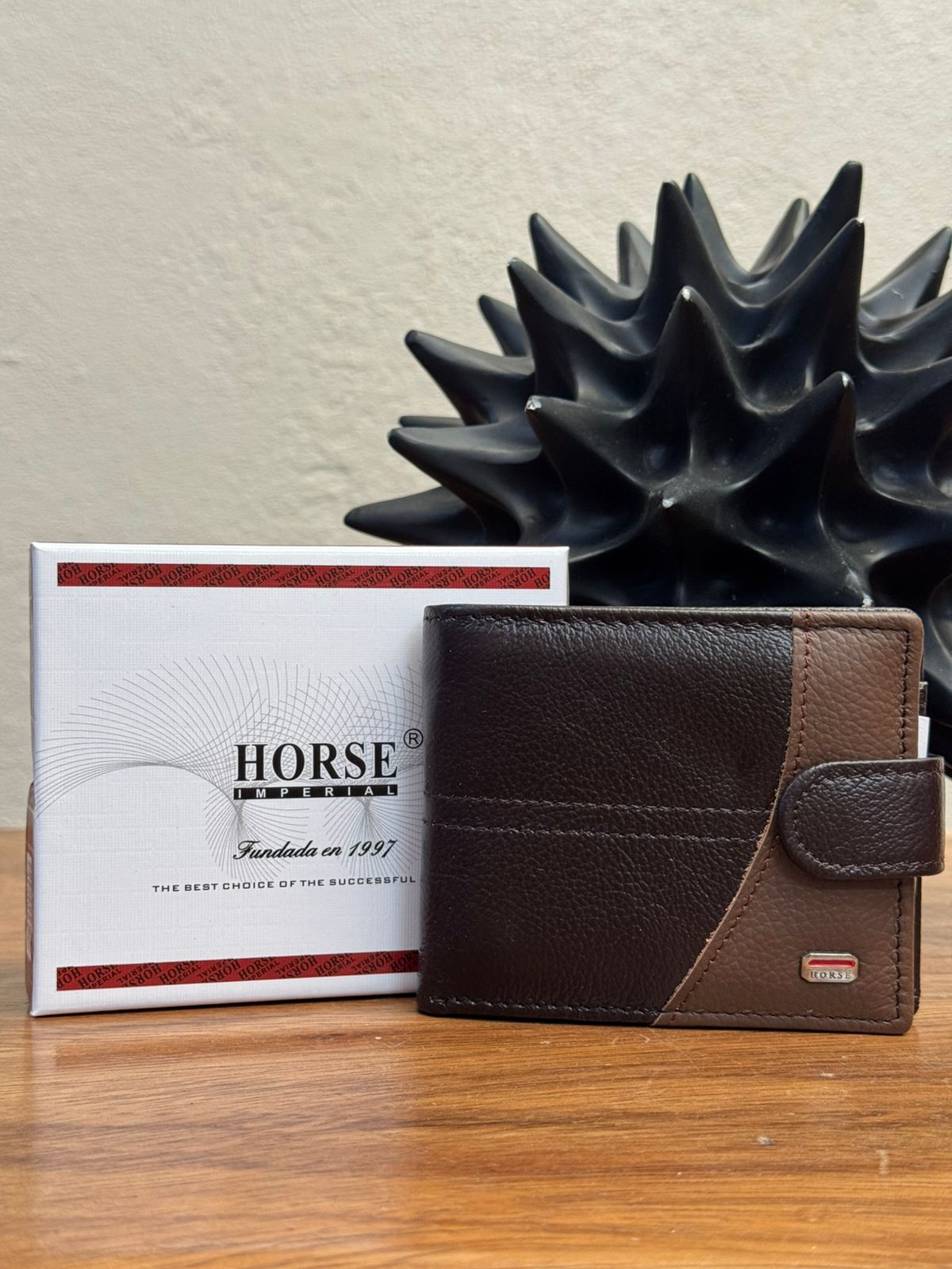 CARTERA HORSE BROCHE PIEL FERRERO/CAFE