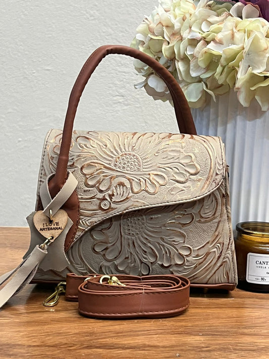 CROSSBODY DELIA MUÑEQUEADA ASA CRUZADA VAINILLA-COBRE