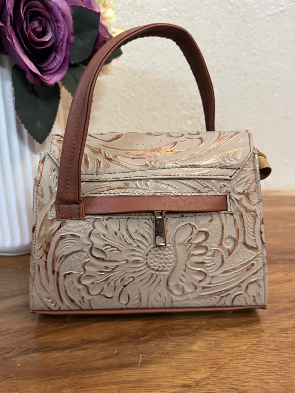 CROSSBODY DELIA MUÑEQUEADA ASA CRUZADA ROJO-COBRE