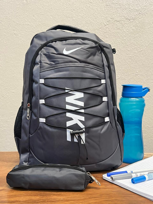 MOCHILA CON LAPICERA NIKE AGUJETA GRIS