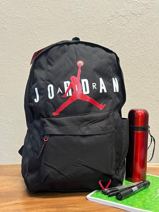 MOCHILA JORDAN NEGRO LOGO ROJO/BLANCO
