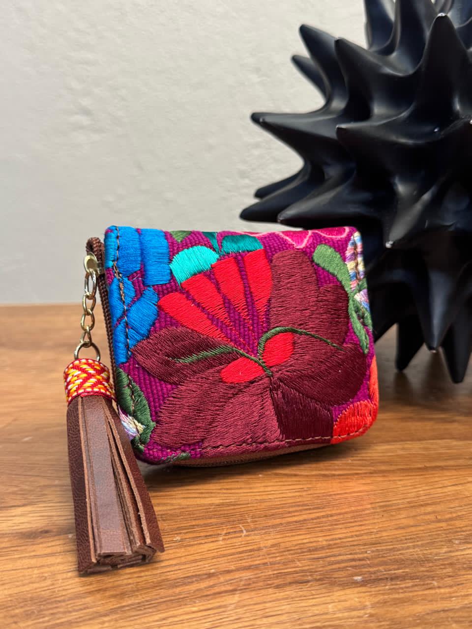 MONEDERO PIEL BORDADO COLORES