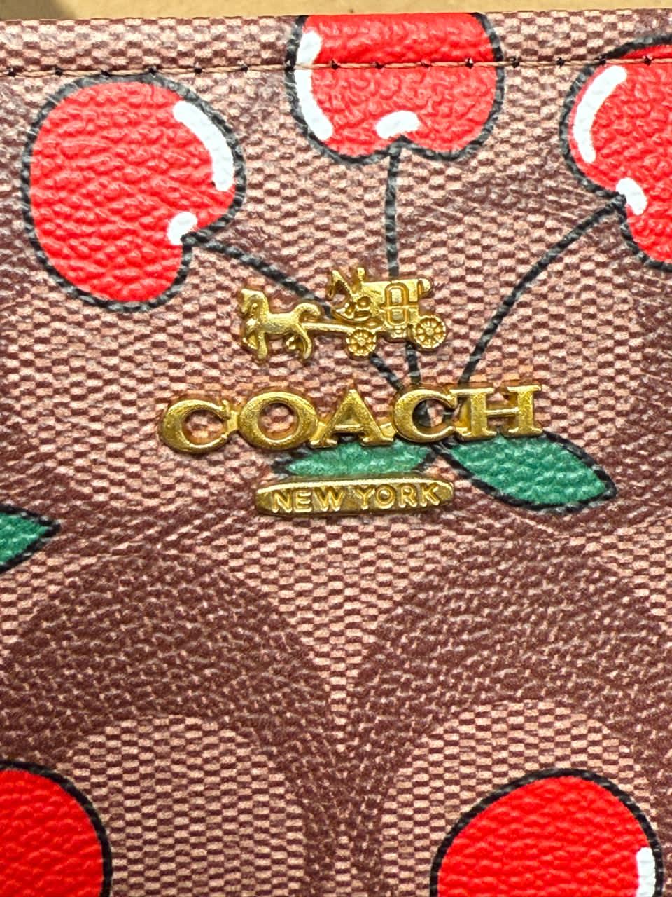 CARTERA COACH DIJE BESOS MAQUILLAJE