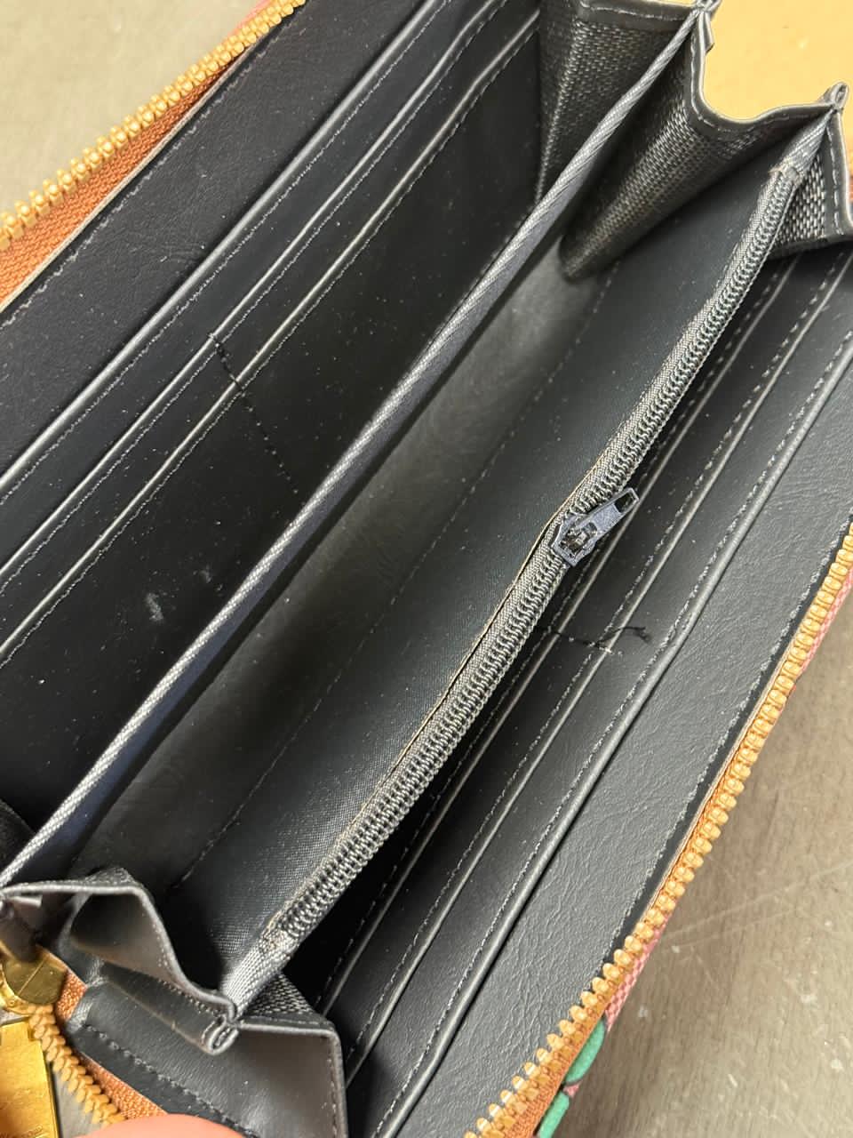 CARTERA COACH DIJE BESOS MAQUILLAJE