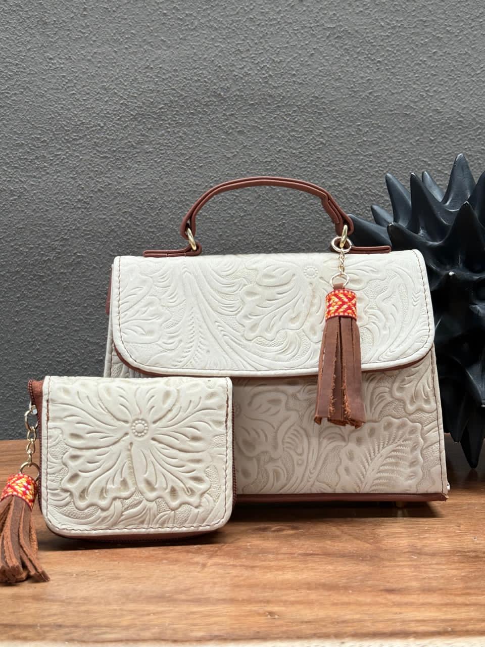 DUO DELIA PIEL GRASO GRABADO FLORES HUESO
