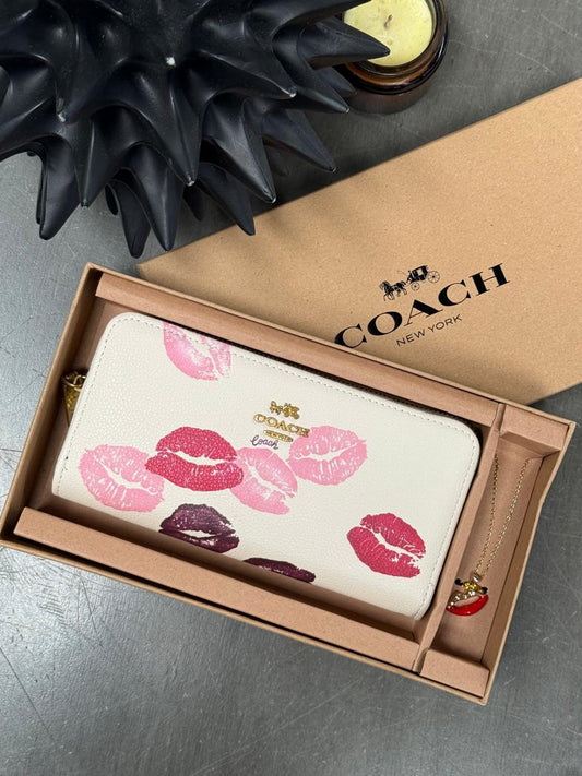 CARTERA COACH DIJE BESOS HUESO