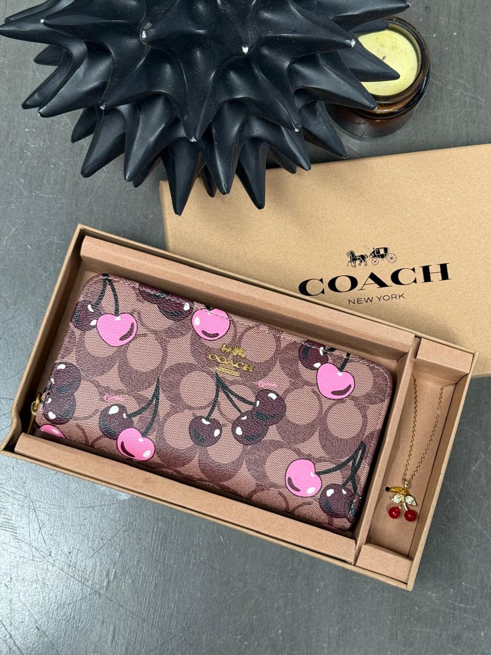 CARTERA COACH DIJE CEREZAS VINO-KHAKI