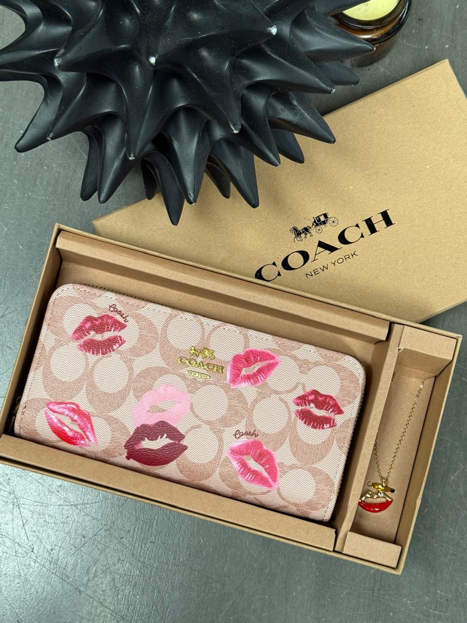 CARTERA COACH DIJE BESOS MAQUILLAJE