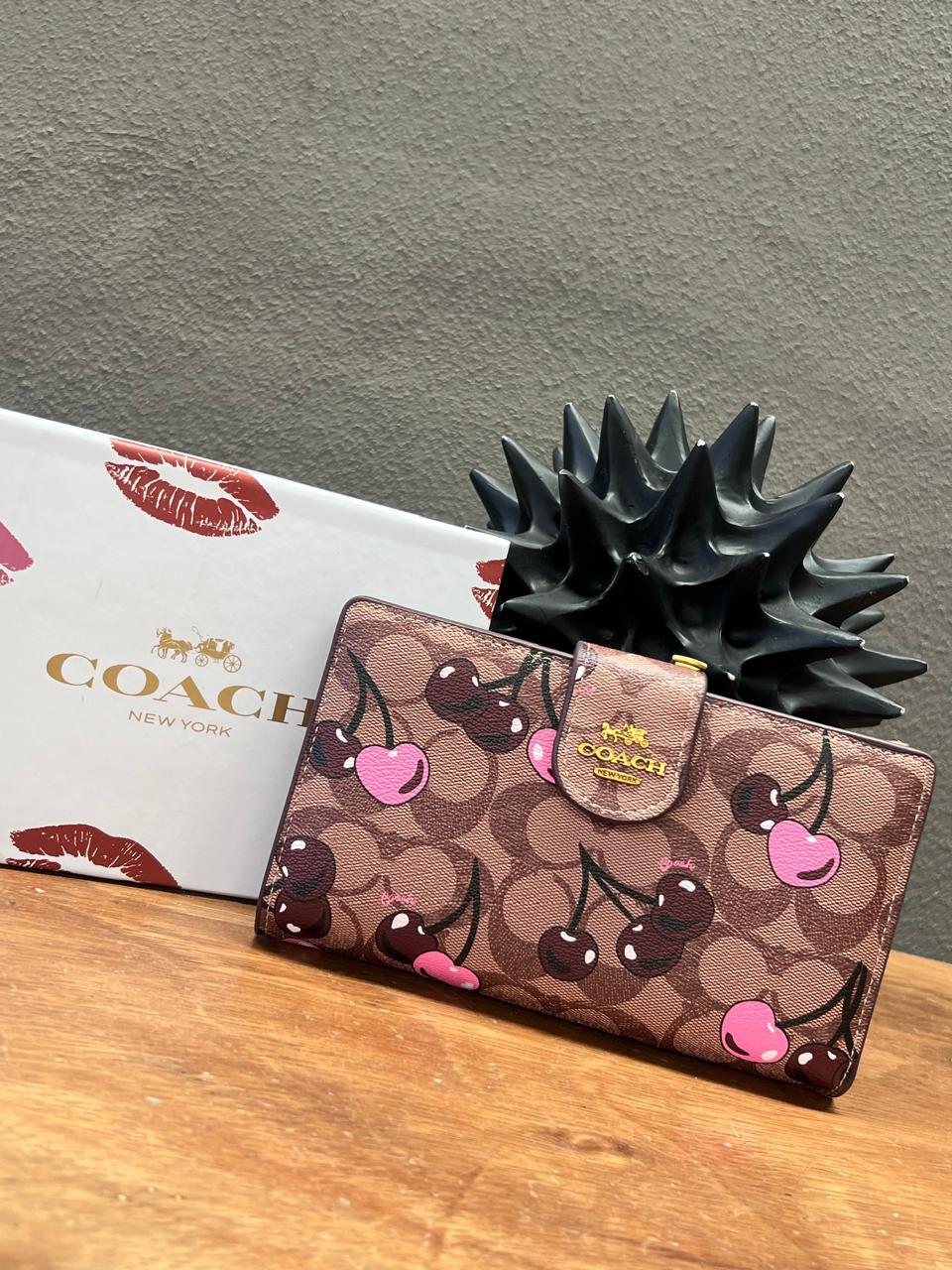 CARTERA COACH DE DAMA CEREZAS VINO-KHAKI