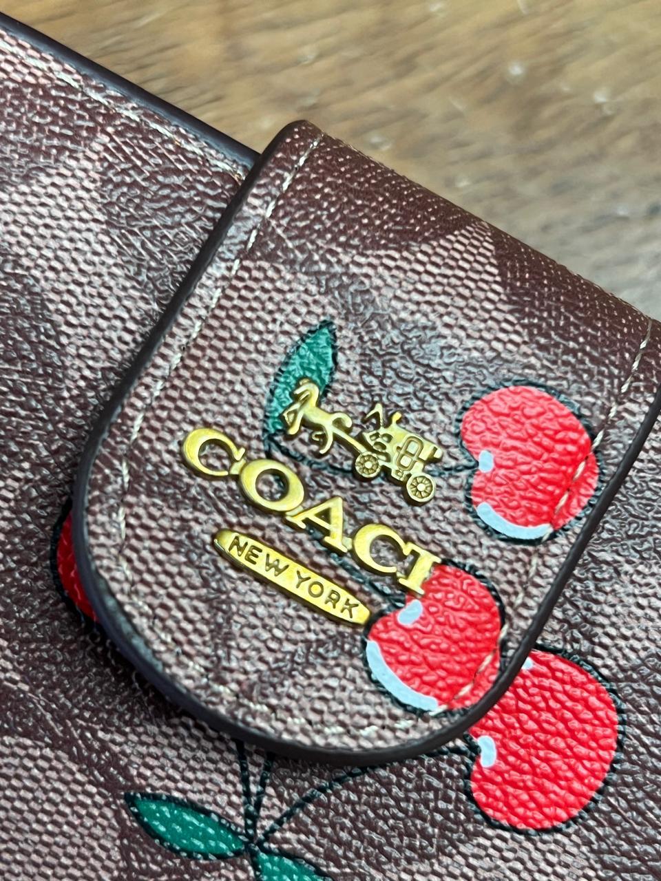 CARTERA COACH DE DAMA CEREZAS VINO-KHAKI