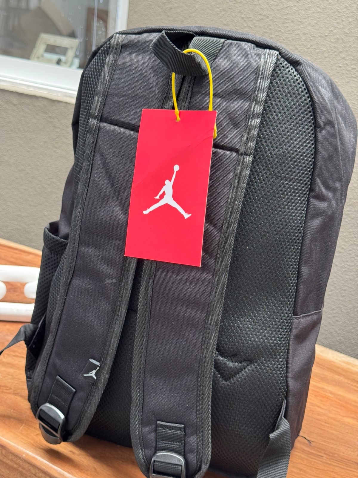 MOCHILA JORDAN NEGRO LOGO DORADO