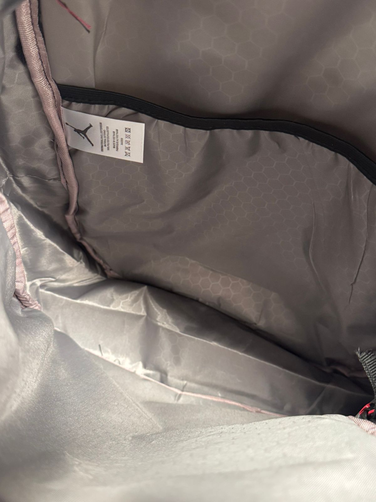 MOCHILA JORDAN NEGRO LOGO DORADO