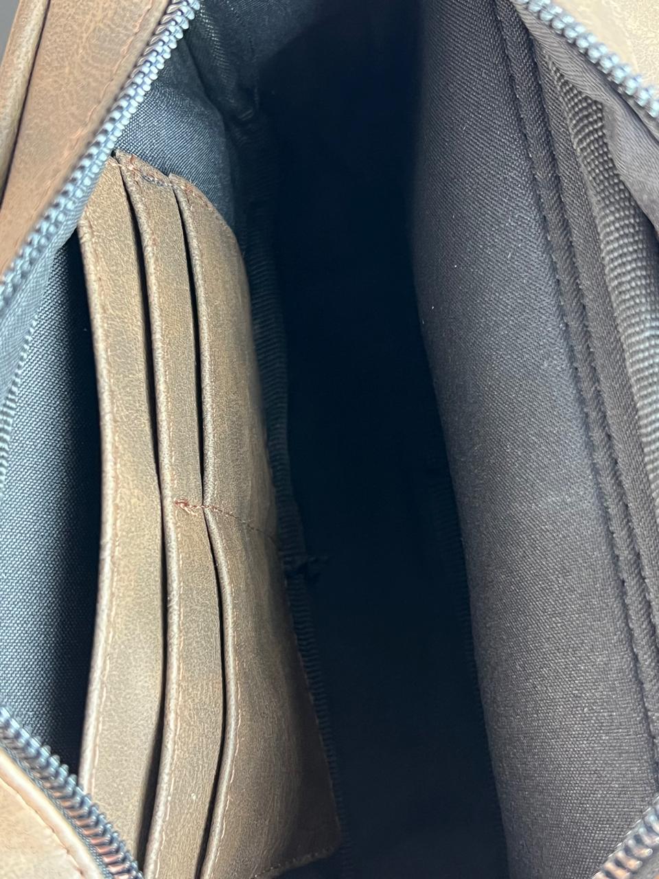CROSSBODY HOMBRE LEO COÑAC