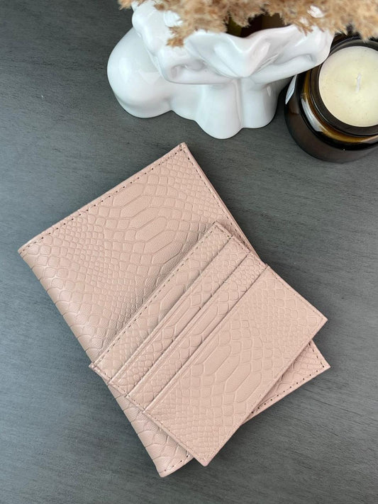 DÚO PORTAPASAPORTE TARJETERO VIBORA MAQUILLAJE