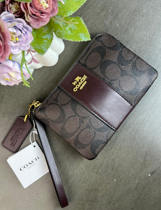 MUÑEQUERA COACH CHOCOLATE ESTAMPADO