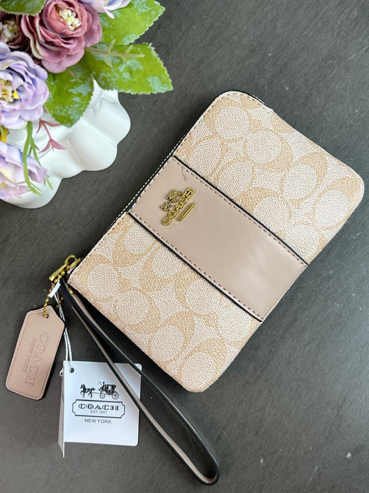 MUÑEQUERA COACH BEIGE ESTAMPADO