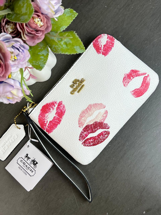 MUÑEQUERA COACH BLANCO BESOS