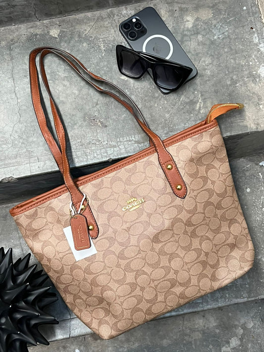 IMPORTACION TOTE COACH GDE NEUTROS KHAKI ESTAMPADO ASAS CAMEL