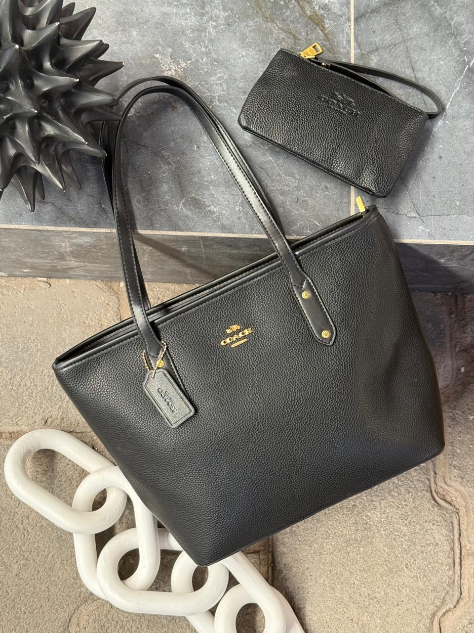 BOLSO COACH CON COSMETIQUERA NEGRO LISO