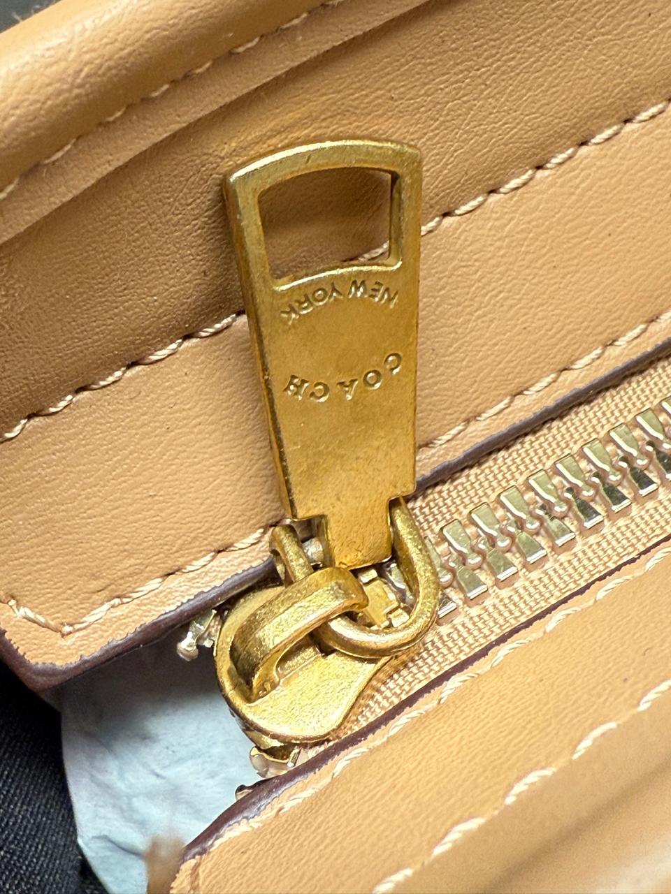 BOLSO COACH CON COSMETIQUERA NEGRO LISO