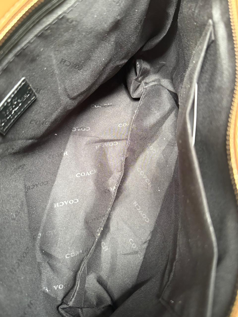 BOLSO COACH CON COSMETIQUERA NEGRO LISO