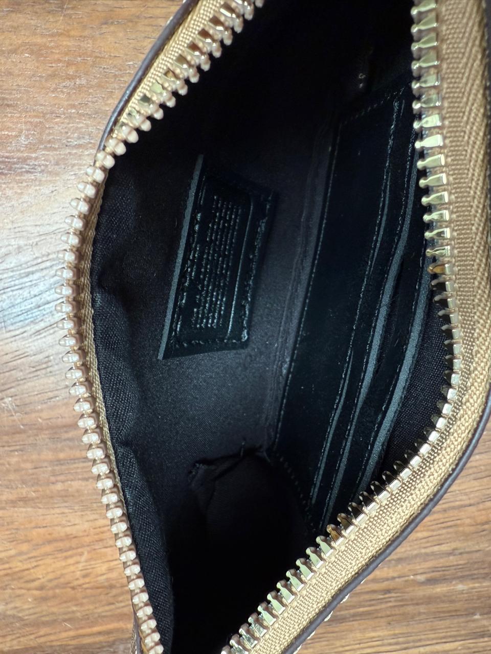 BOLSO COACH CON COSMETIQUERA NEGRO LISO