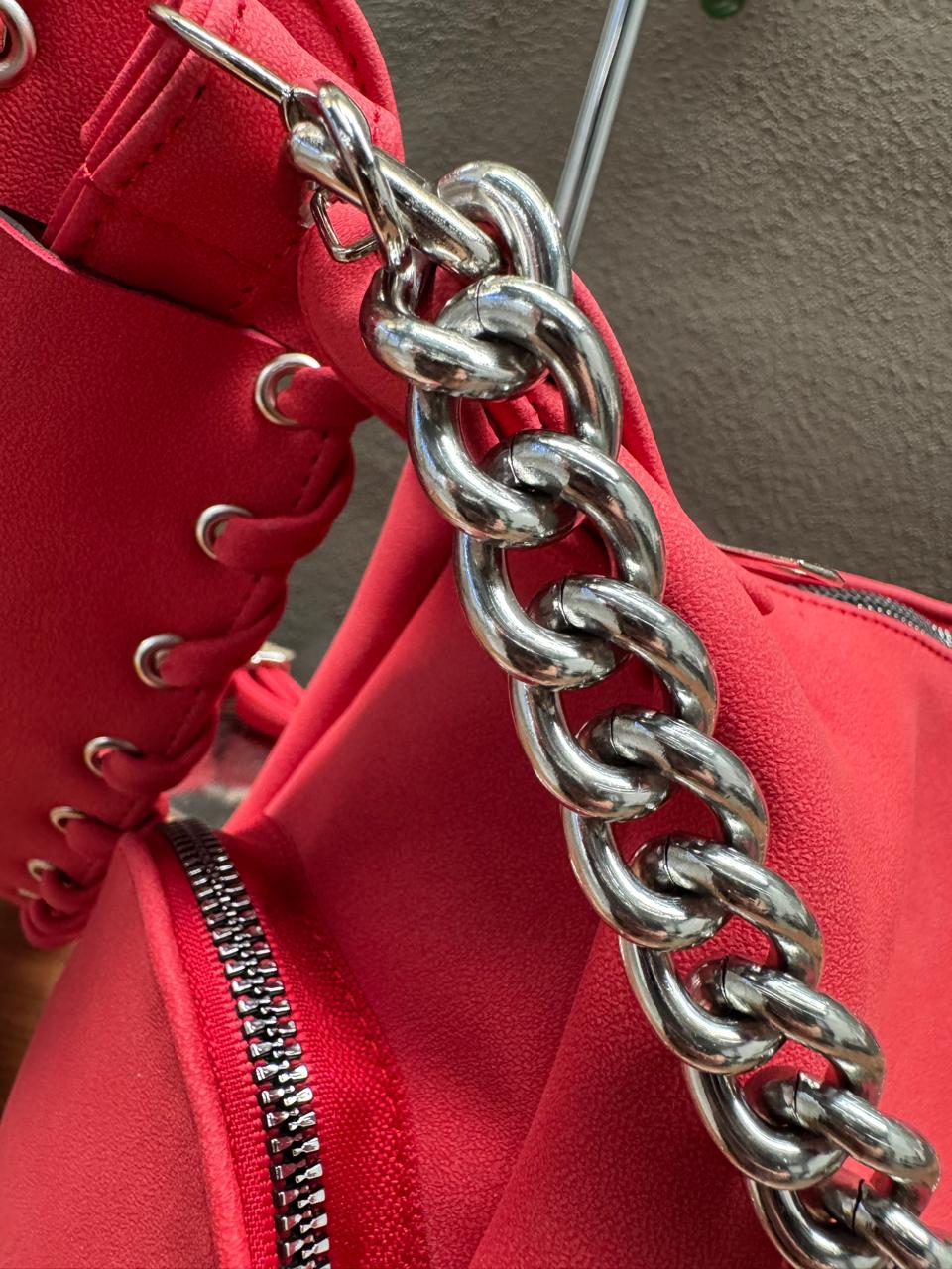 MODELO ADONIS VINO YANNI