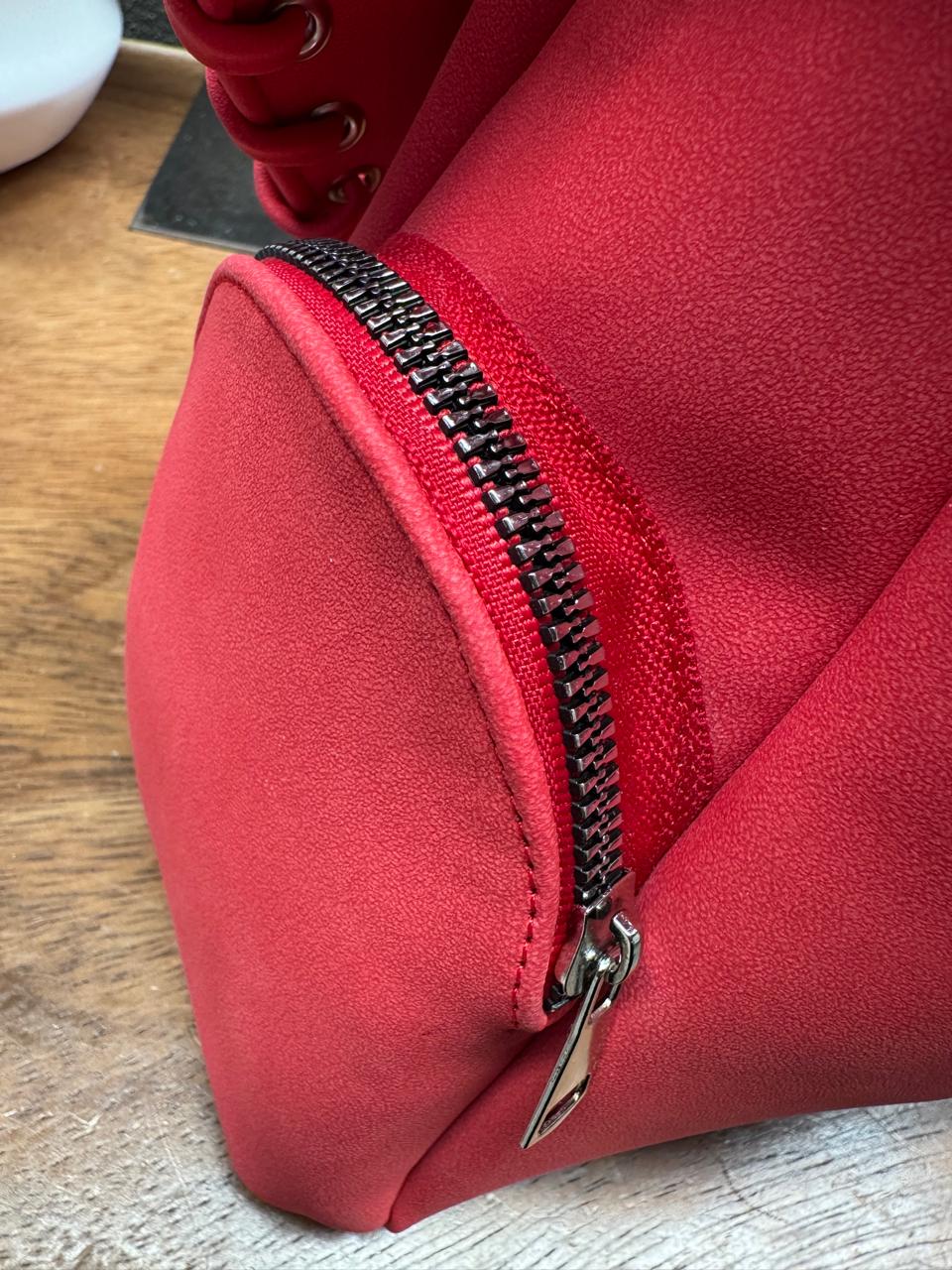 MODELO ADONIS VINO YANNI