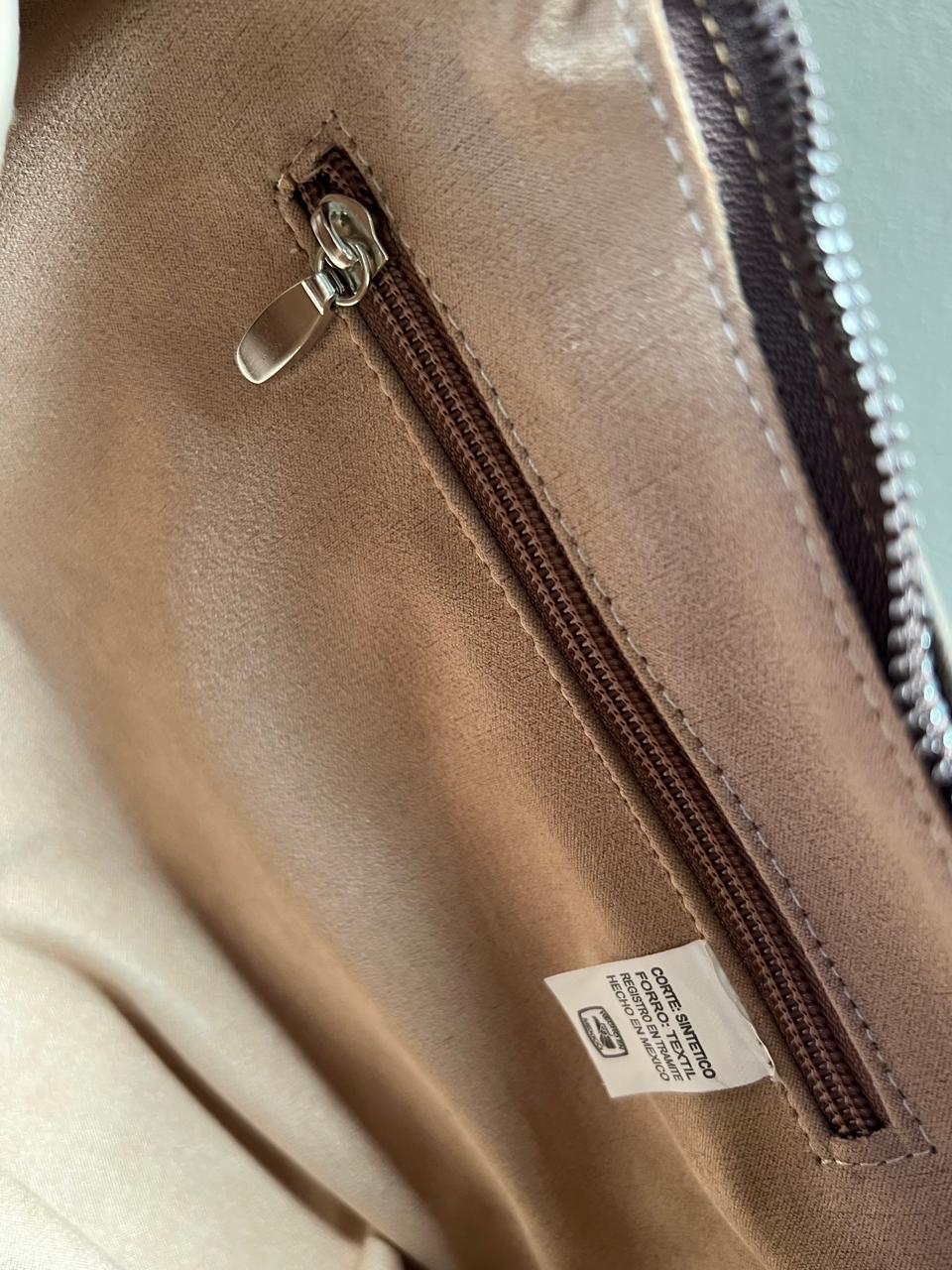 MODELO ADONIS VINO YANNI