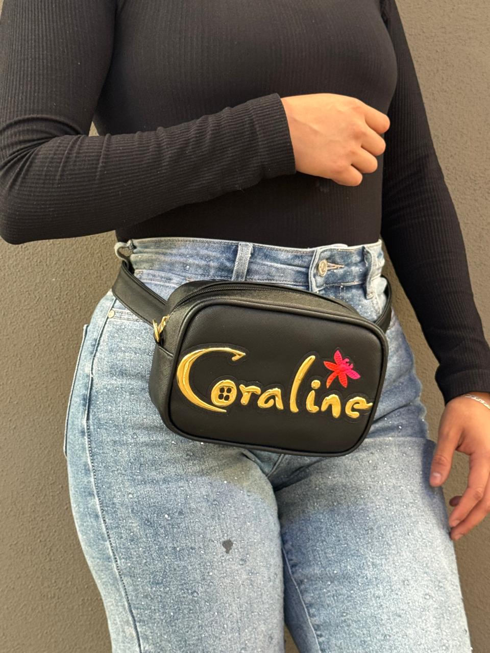 BOLSO/CANGUERERA PERSONAJE CORALINE