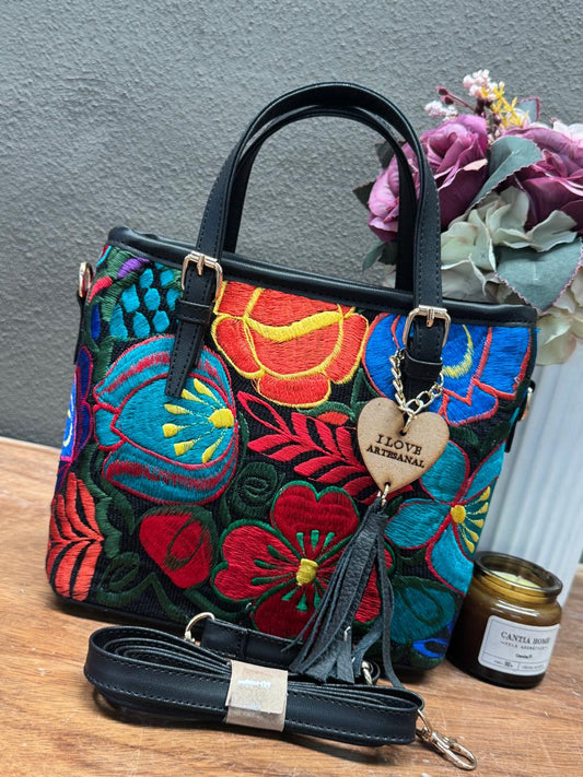 BOLSO CLARA COLOR NEGRO BORDADO