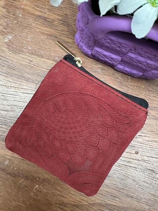 MONEDERO CLASICO CINCELADO ROJO CHERRY