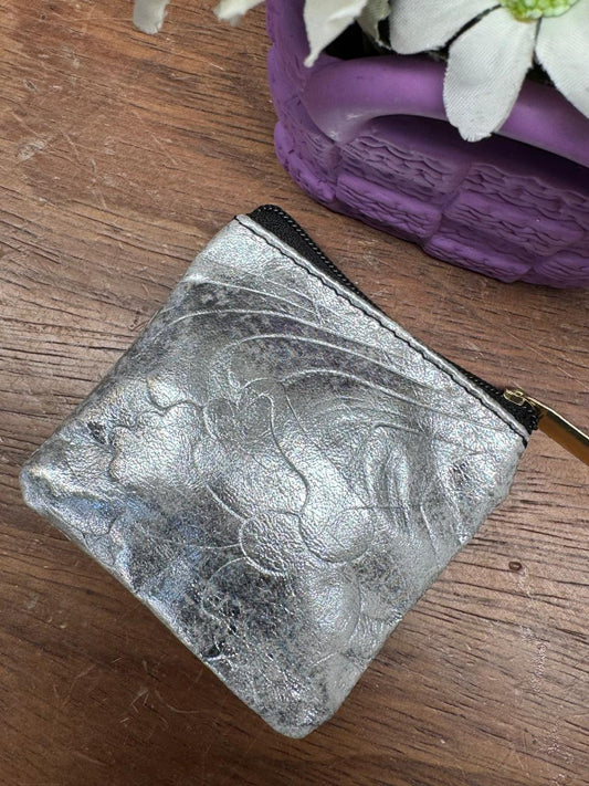 MONEDERO CLASICO CINCELADO PLATA
