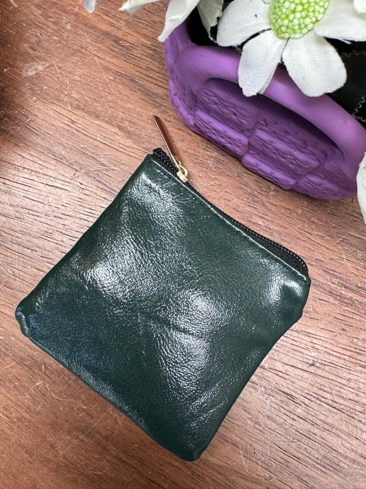 MONEDERO CLASICO CINCELADO VERDE LISO