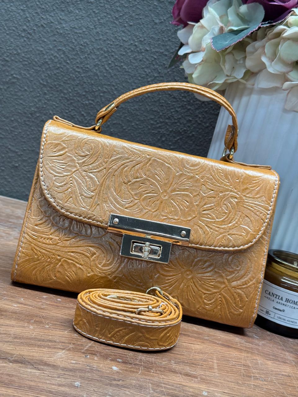 BOLSA CAJITA BROCHE AMARILLO