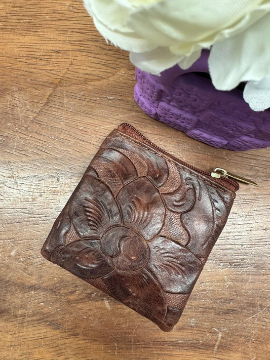MONEDERO CLASICO CINCELADO CHOCOLATE